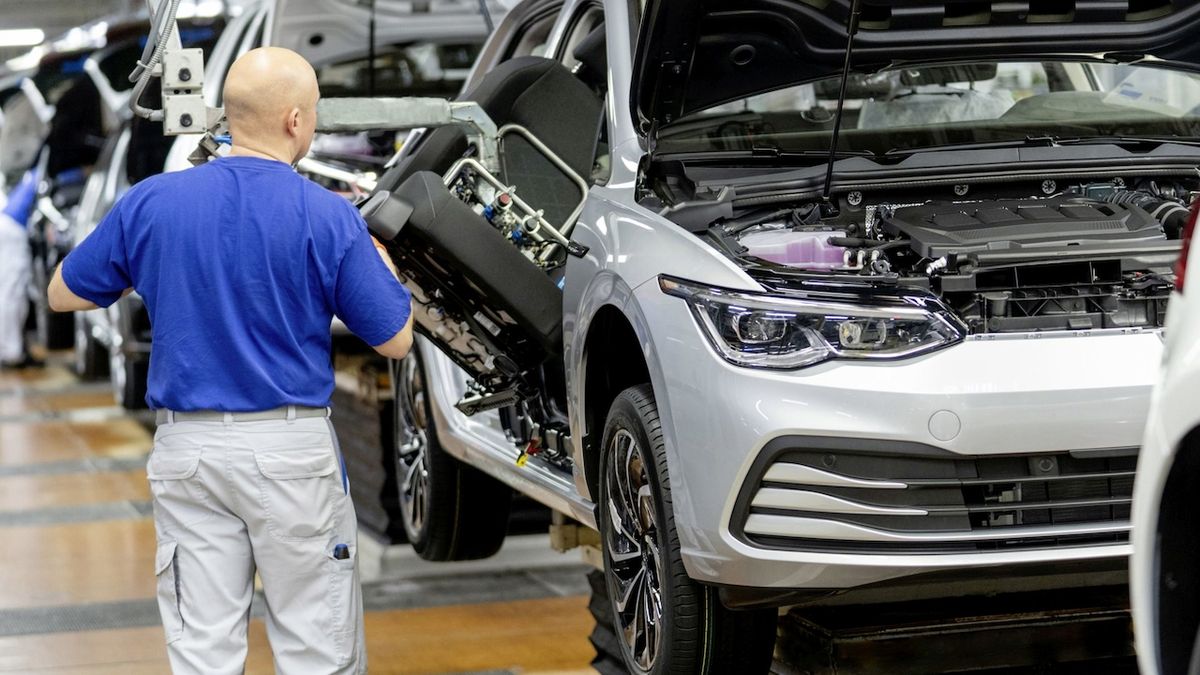 Volkswagen kvůli nedostatku čipů zkrátí pracovní dobu ve Wolfsburgu
